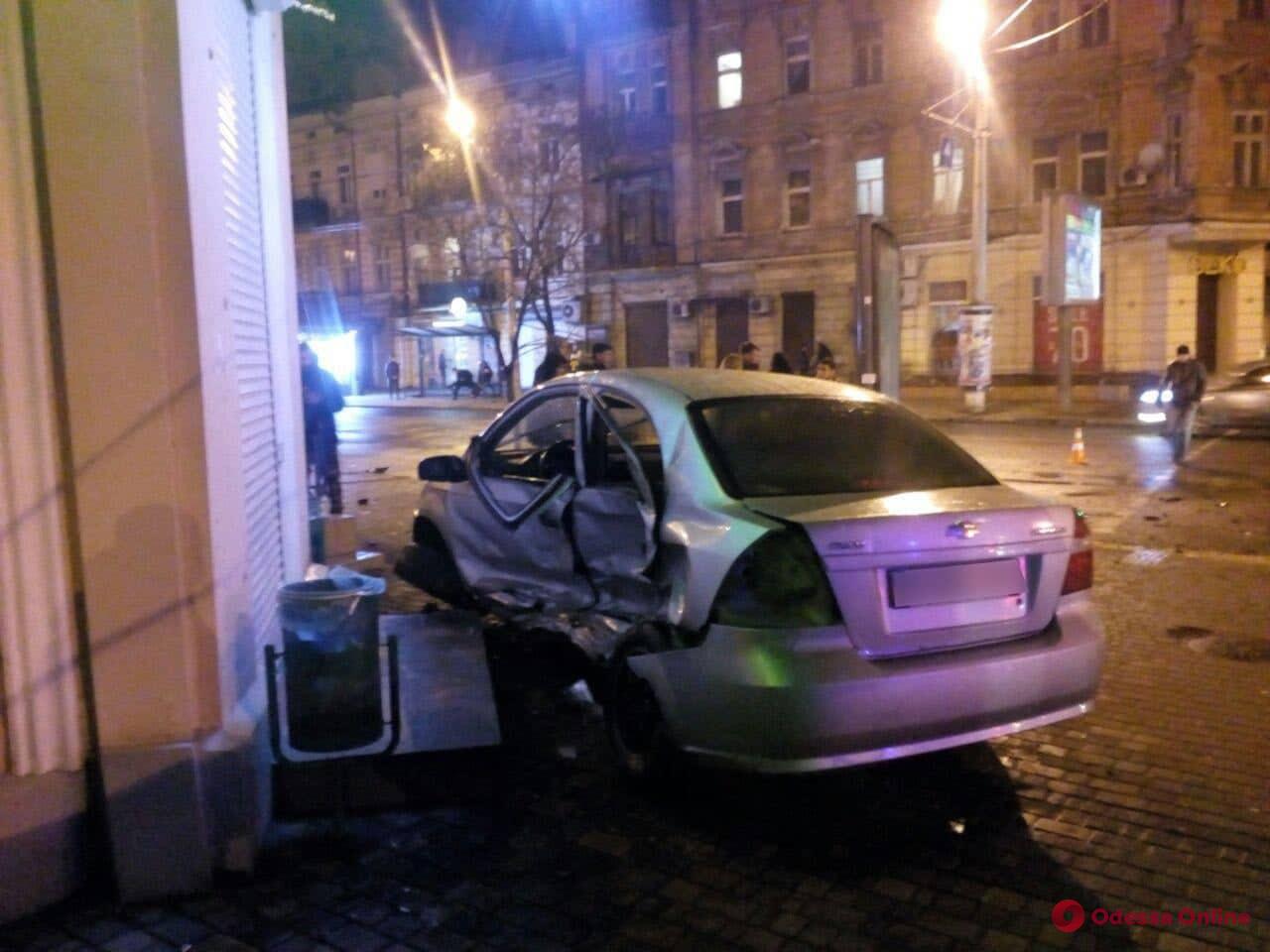 В центре Одессы столкнулись Volkswagen и Chevrolet – есть пострадавший