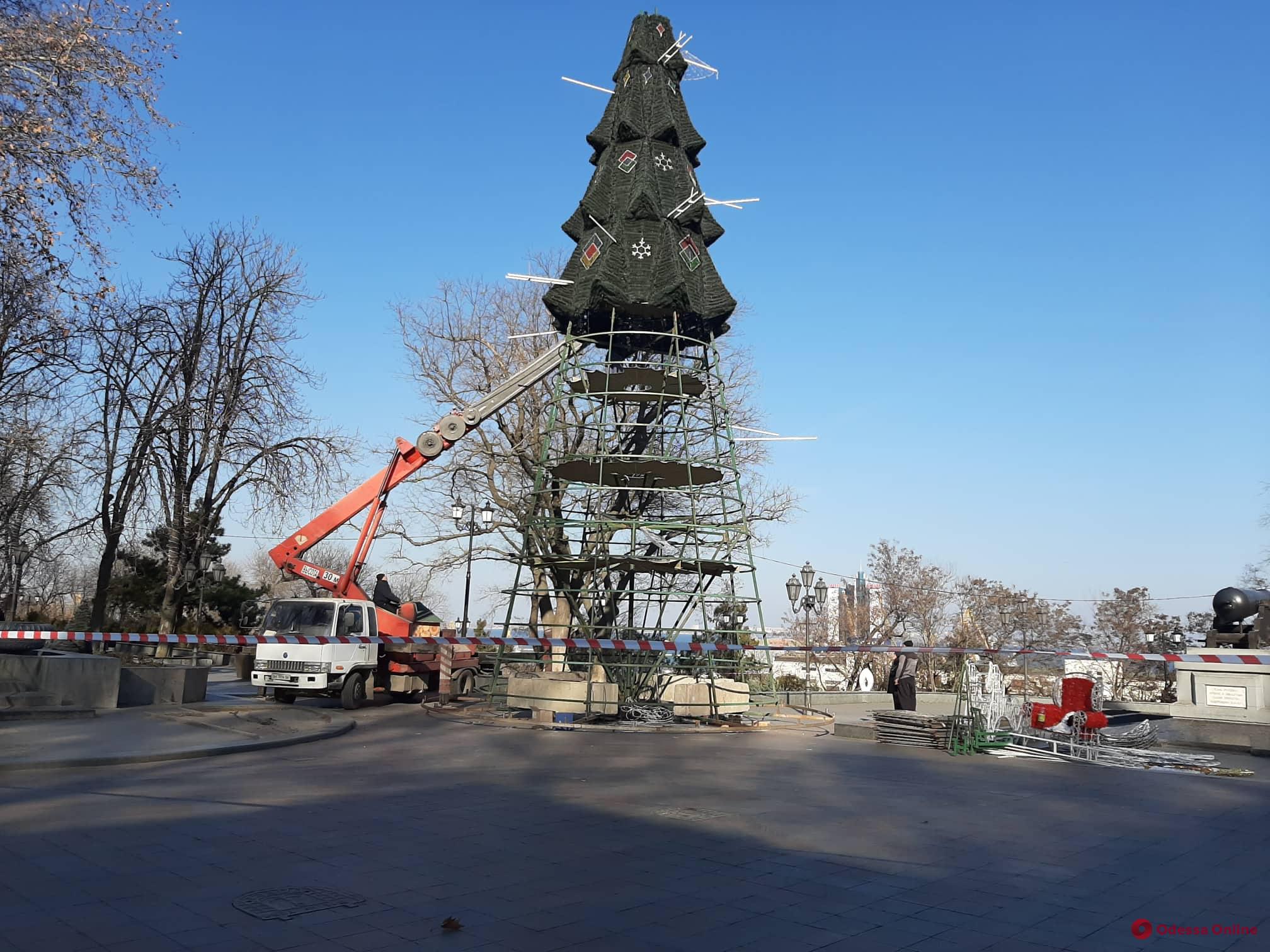 Возле мэрии разбирают главную новогоднюю елку (фото)