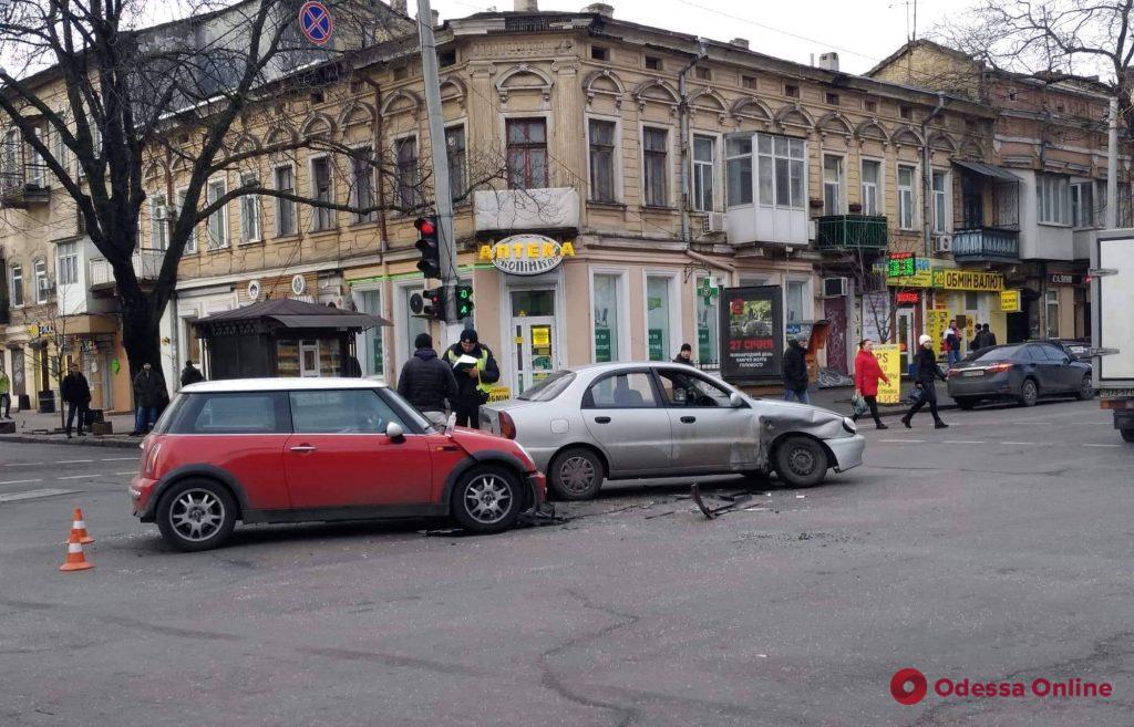 На Екатерининской не разминулись две легковушки (фото)
