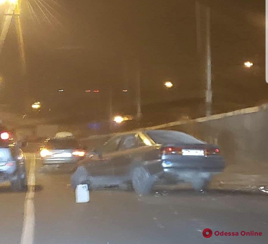 Одесса: возле морвокзала автомобиль врезался в стену