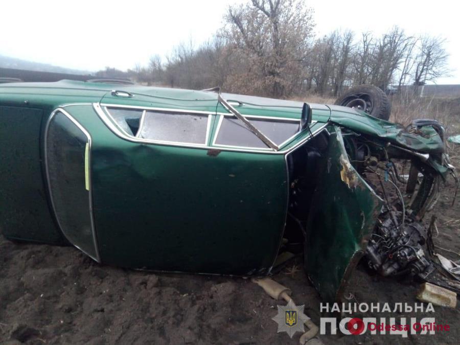 В Одесской области Mercedes вылетел на обочину и перевернулся