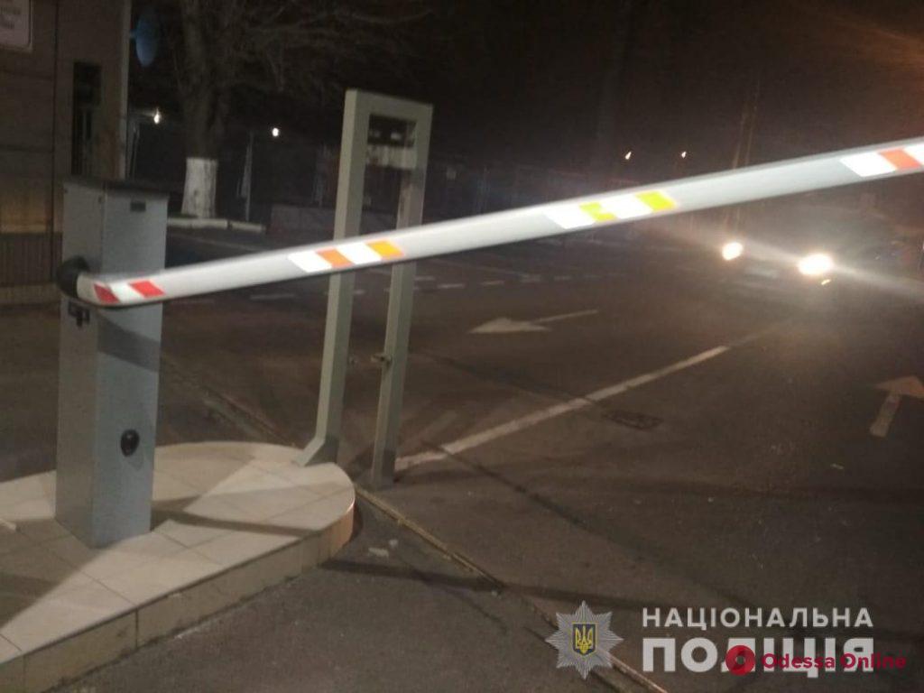 В Одессе пьяный полицейский сбил шлагбаум и наехал на пешеходов