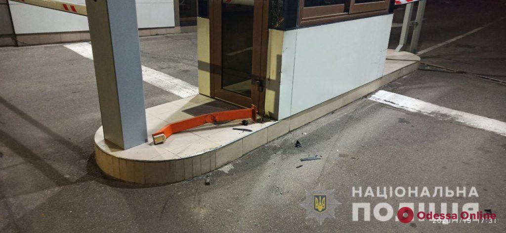 В Одессе пьяный полицейский сбил шлагбаум и наехал на пешеходов