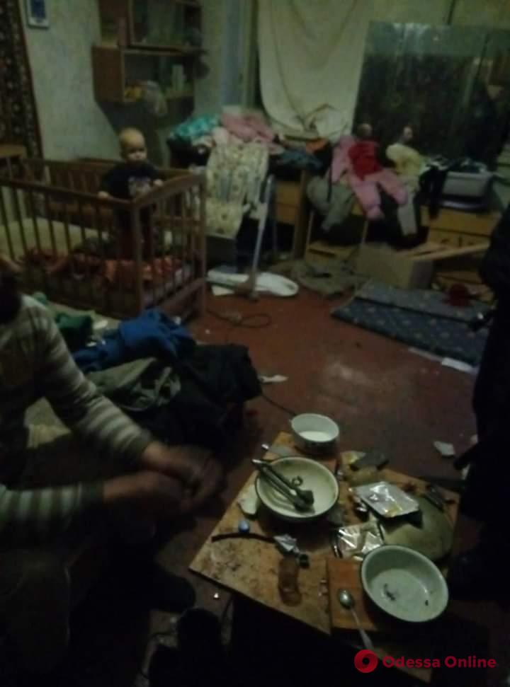 В Одессе горе-родители забаррикадировались в квартире от сотрудников службы по делам детей