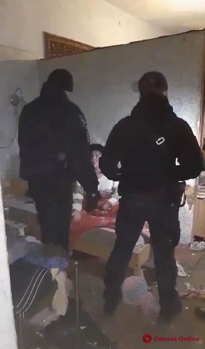 В Одессе горе-родители забаррикадировались в квартире от сотрудников службы по делам детей