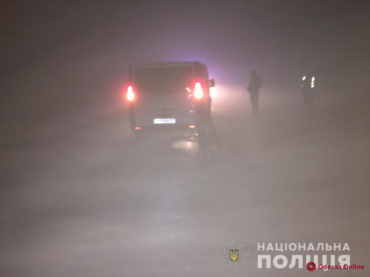 На автодороге в Одесской области микроавтобус насмерть сбил мужчину