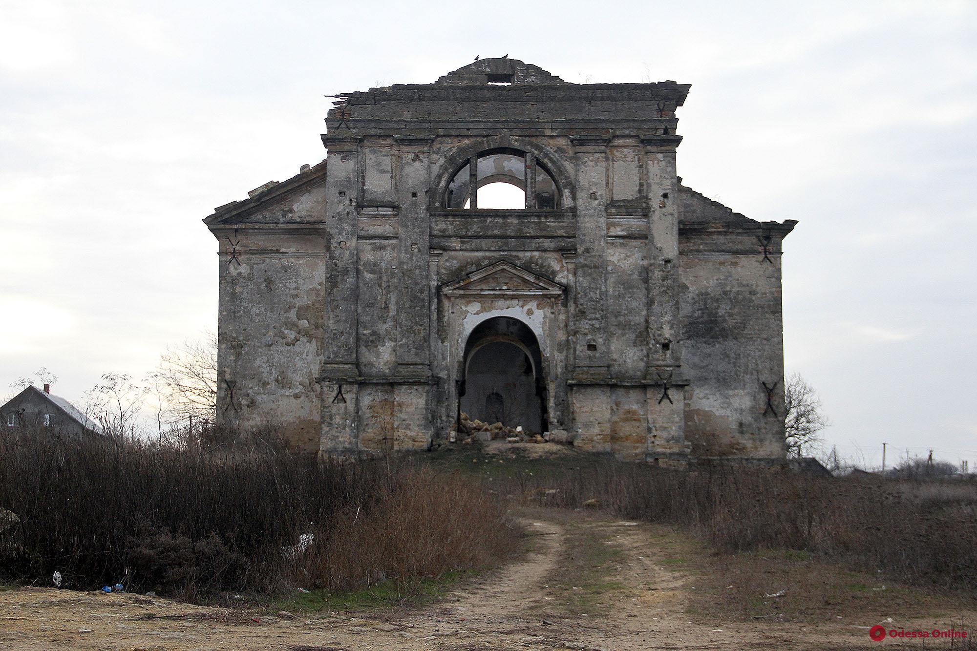 Назад в прошлое: руины католического храма в стиле неоготики в Одесской области (фоторепортаж)