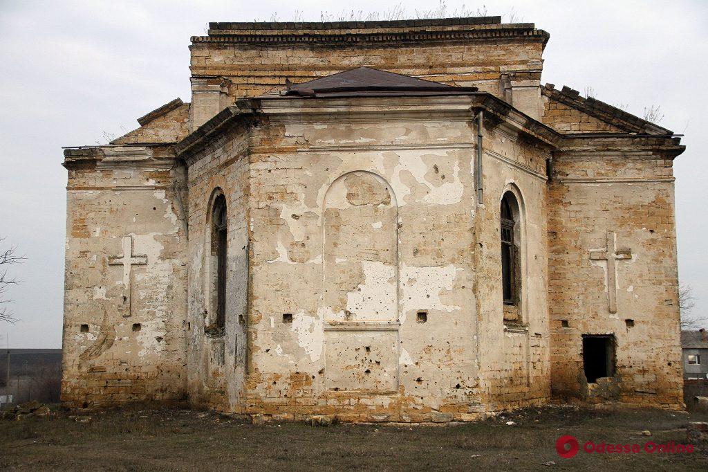 Назад в прошлое: руины католического храма в стиле неоготики в Одесской области (фоторепортаж)