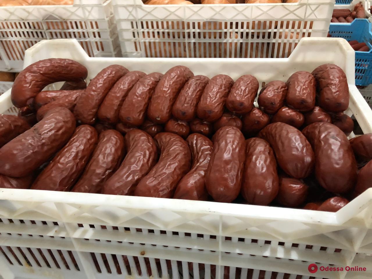 В Одесской области нашли склад с 15 тоннами опасных колбасы, паштета и сыра