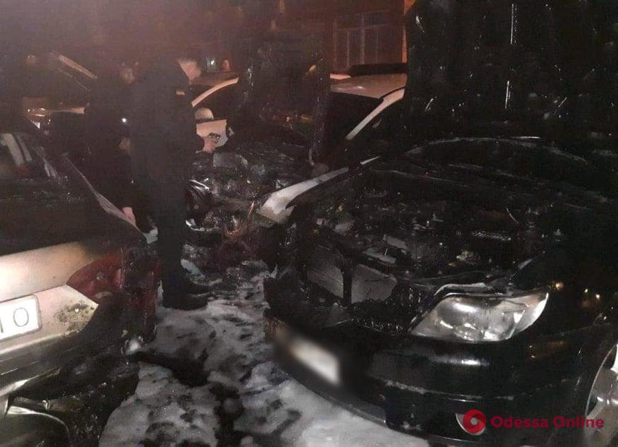 Ночью на Молдаванке горели три легковушки и внедорожник