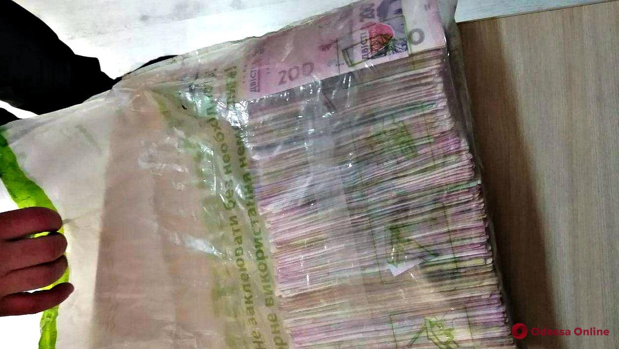 В Южном инкассаторы потеряли пакет с деньгами — в полиции не поверили