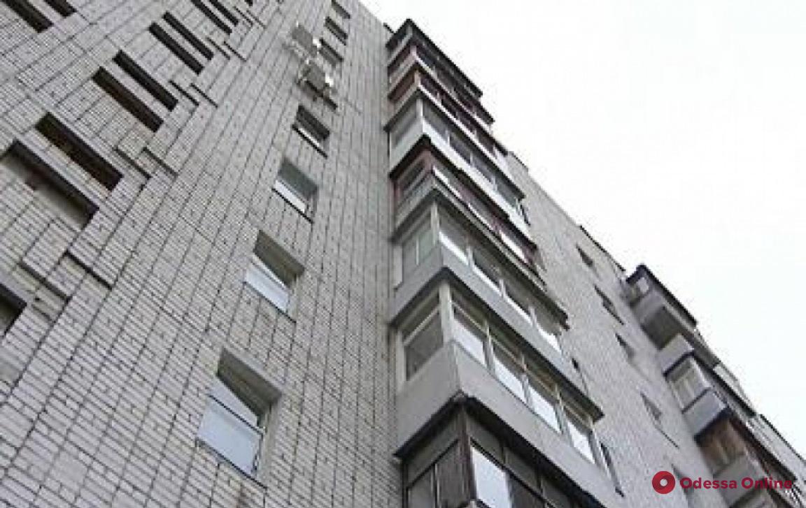 Еще одна трагедия: в Черноморске из окна 7-го этажа выпала девушка