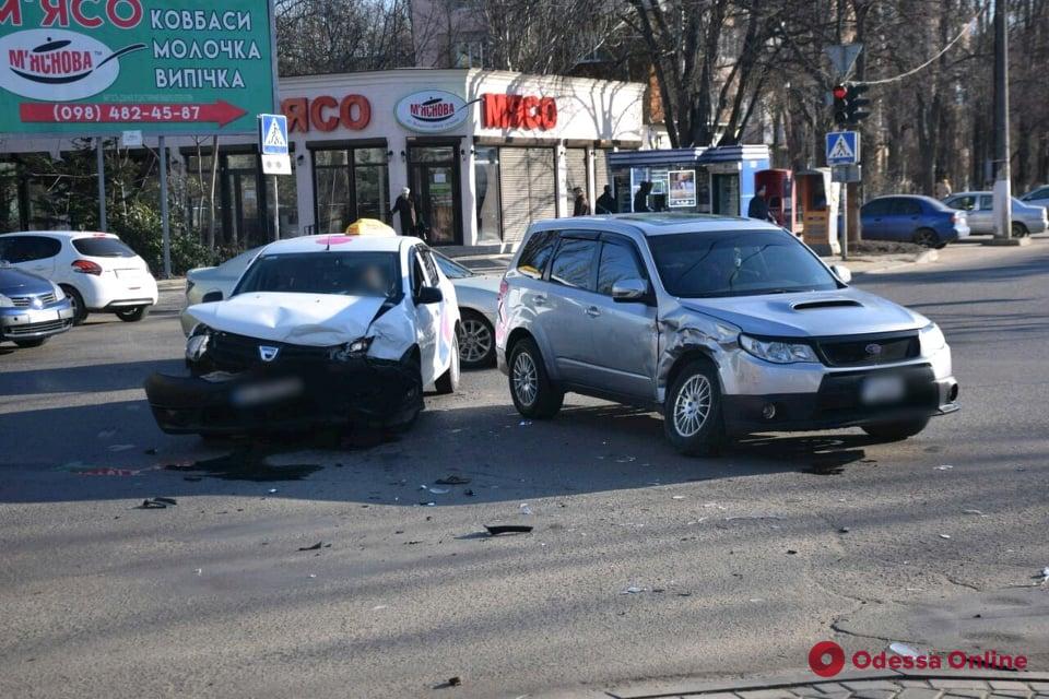 На Черемушках столкнулись Subaru и Dacia (фото)