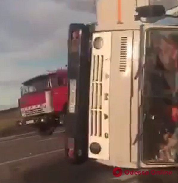 На трассе Одесса-Рени опрокинулся грузовик (видео)