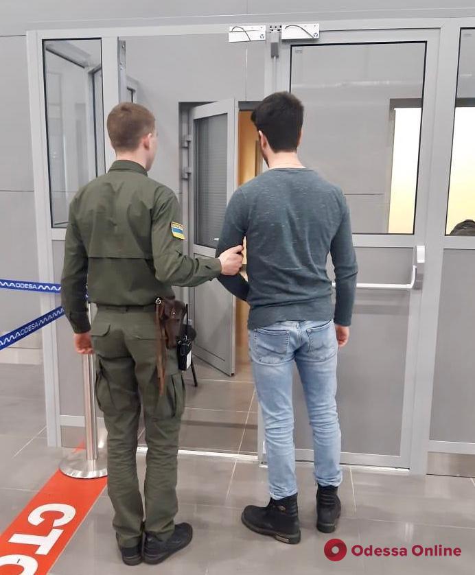 В Одесском аэропорту турок пытался улететь в Европу по поддельным документам