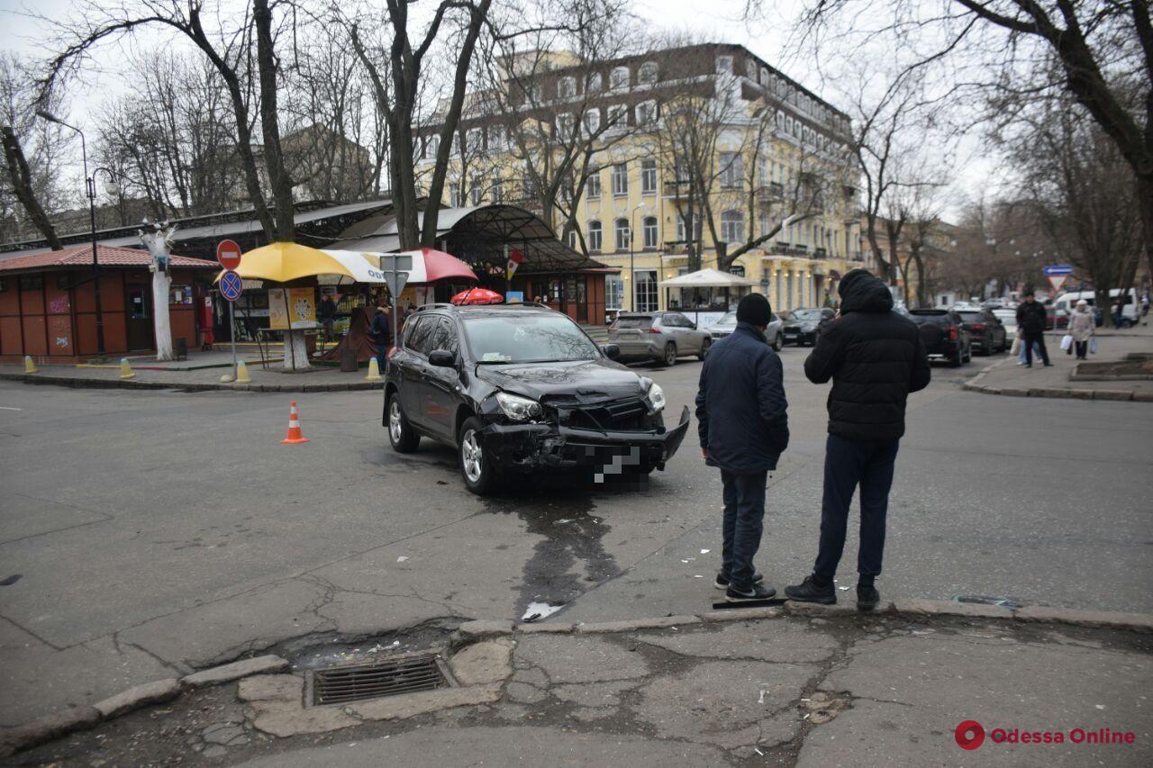 В центре Одессы не поделили дорогу кроссовер и легковушка
