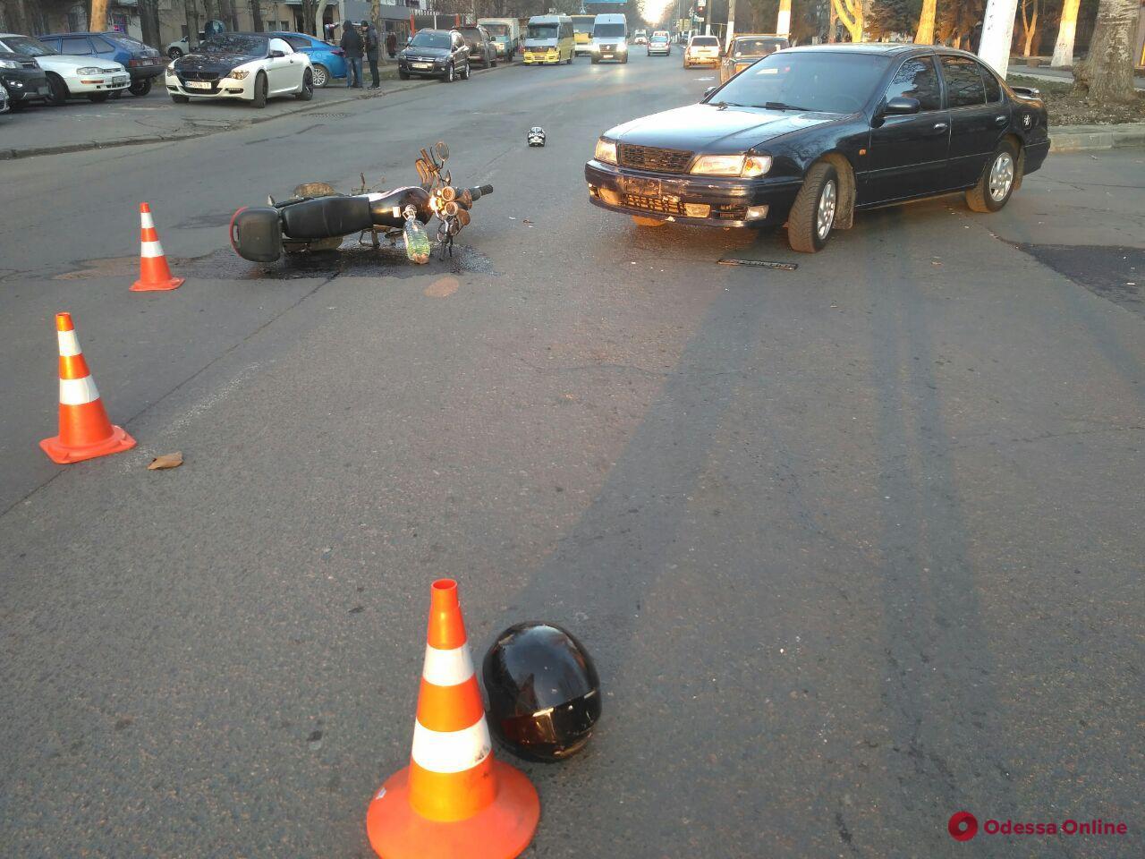 На Варненской столкнулись легковушка и мотоцикл