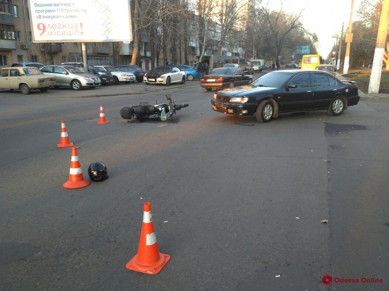 На Варненской столкнулись легковушка и мотоцикл