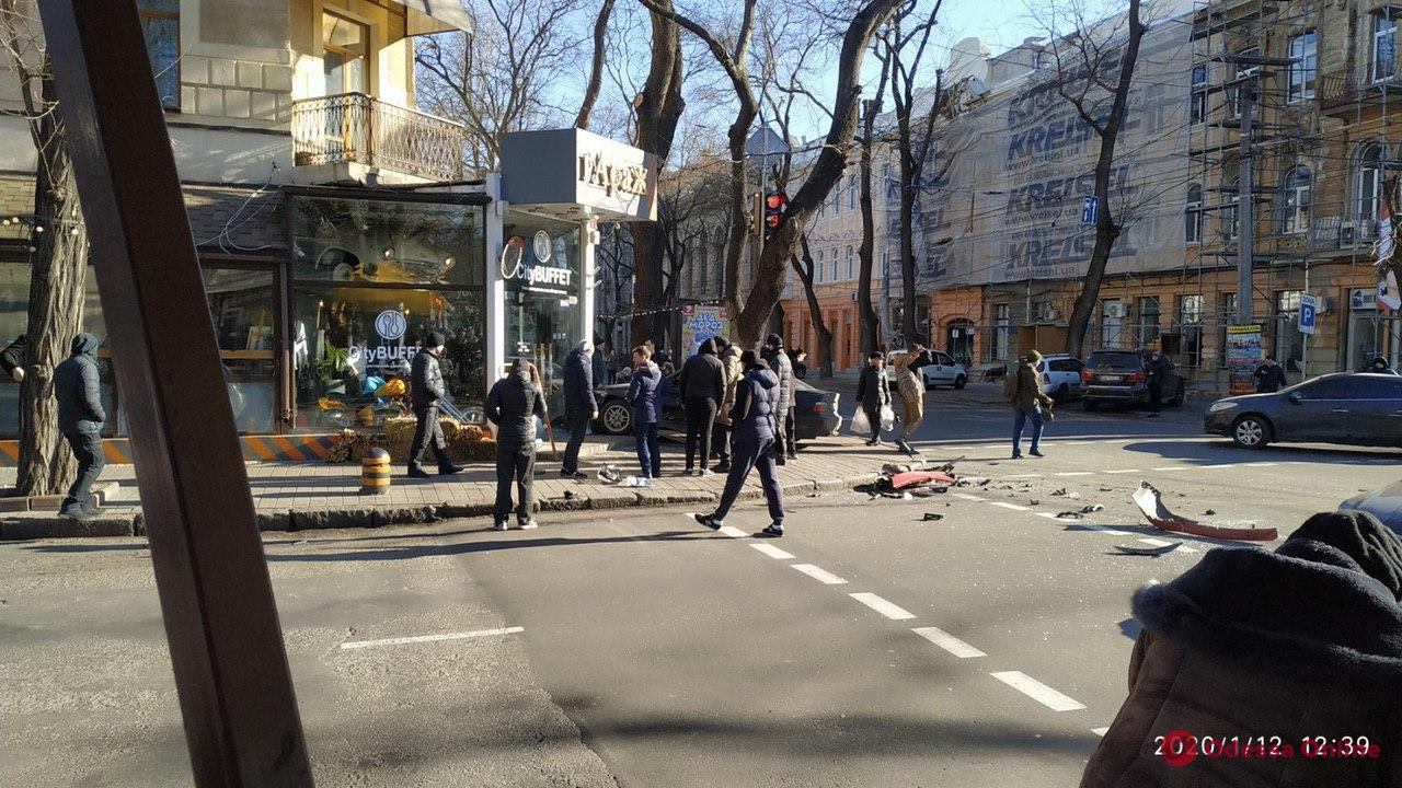 В центре Одессы автомобиль BMW вылетел на тротуар. (Обновлено)