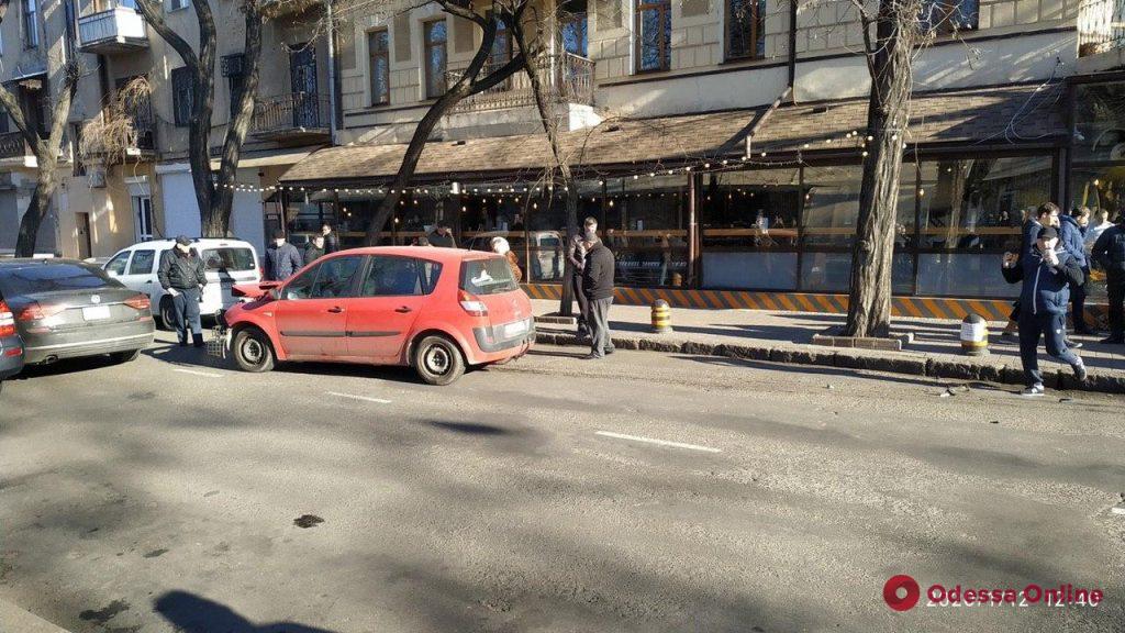 В центре Одессы автомобиль BMW вылетел на тротуар. (Обновлено)