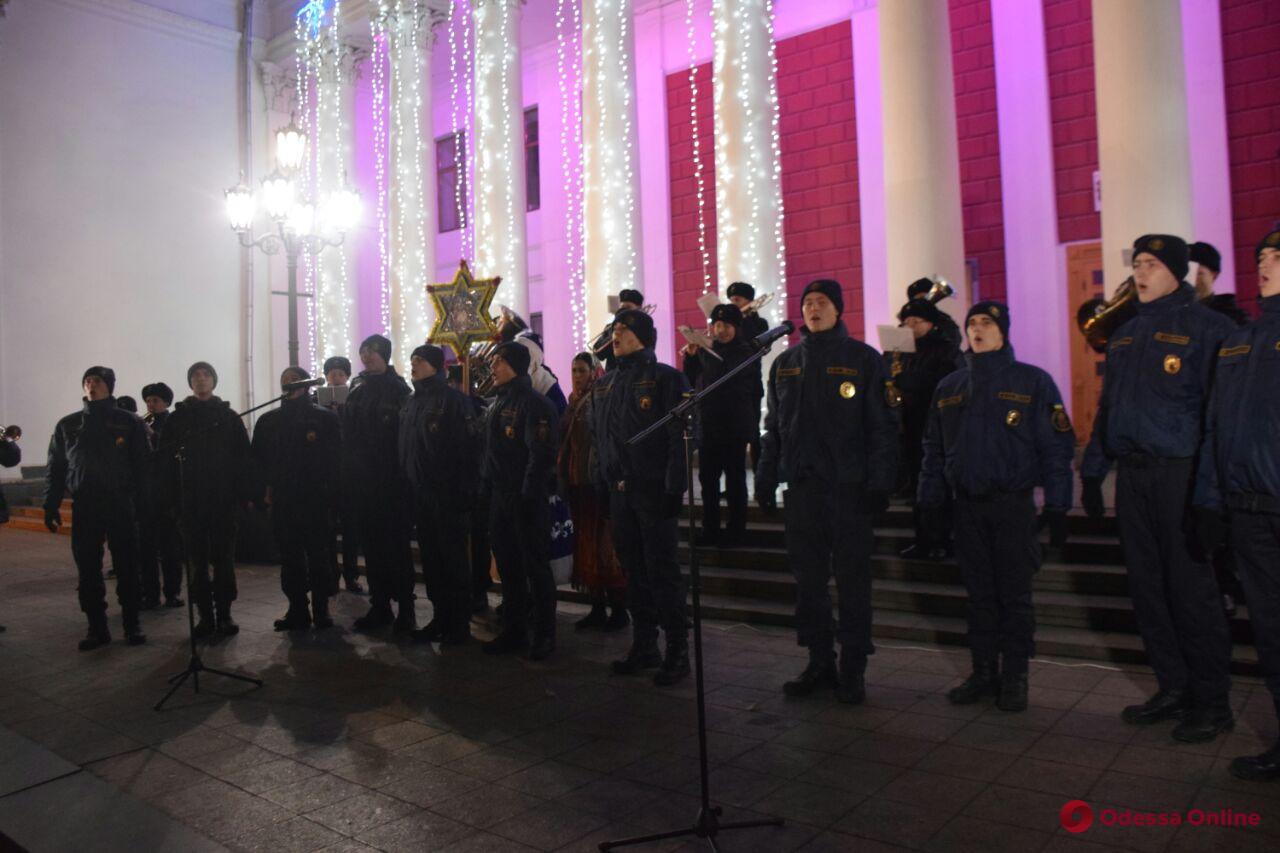 В Одессе под аккомпанемент оркестра щедровали нацгвардейцы (видео)