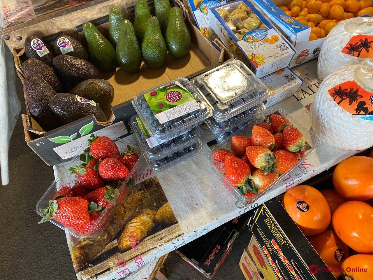 Кокосы, «драконий фрукт» и манго: воскресные цены на одесском «Привозе»