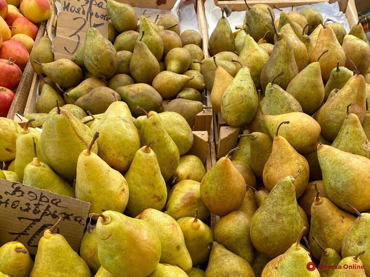 Кокосы, «драконий фрукт» и манго: воскресные цены на одесском «Привозе»