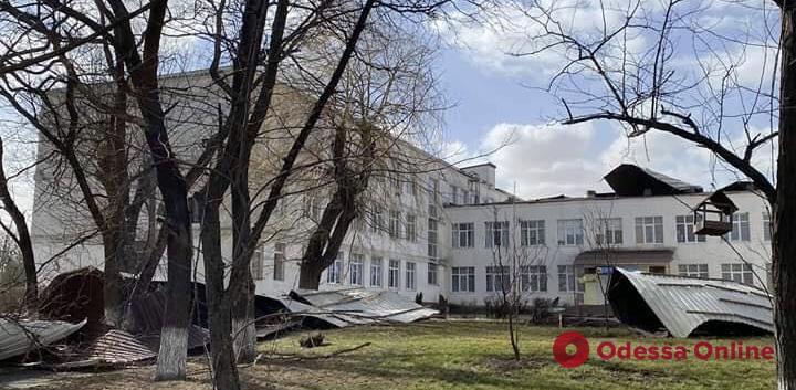 Под Одессой ветер снес крышу школы (фото)