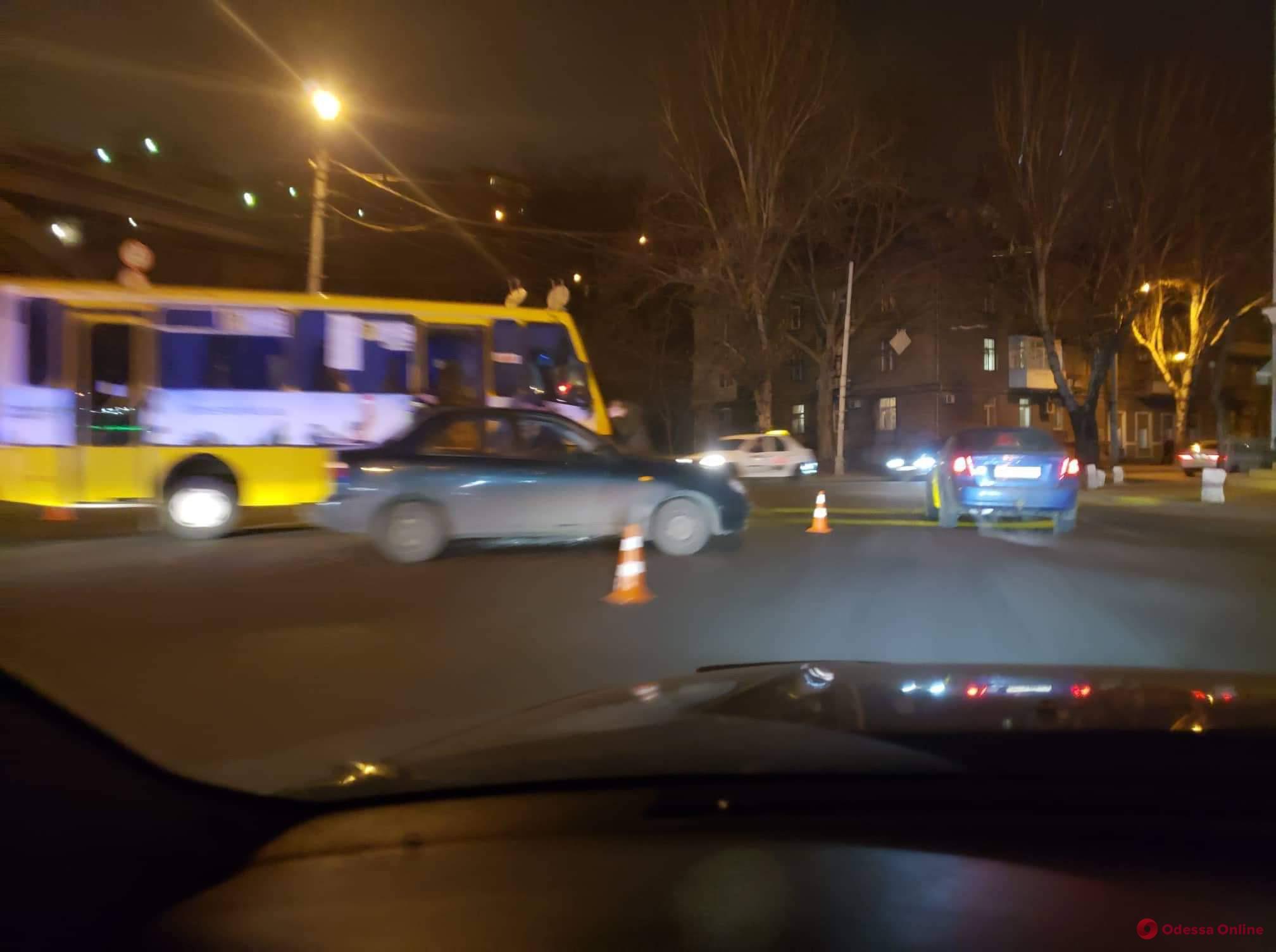 В центре Одессы столкнулись автомобиль и маршрутка