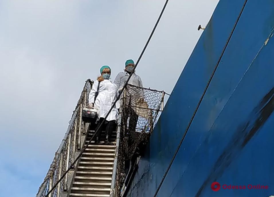 Одесские эпидемиологи осматривают членов экипажей прибывших судов