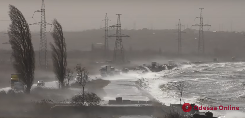В Одессе во время шторма Хаджибейский лиман перещеголял море (видео)