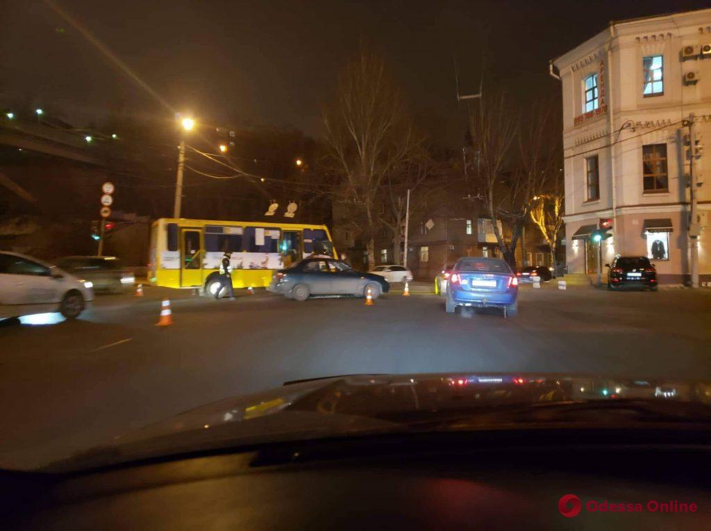 В центре Одессы столкнулись автомобиль и маршрутка