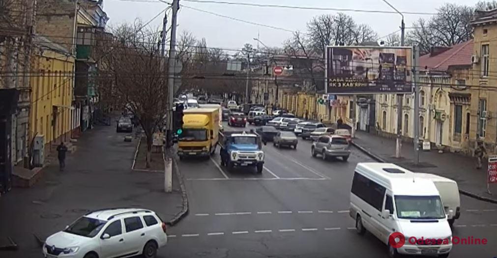 В Одессе грузовик снес светофор (видео)