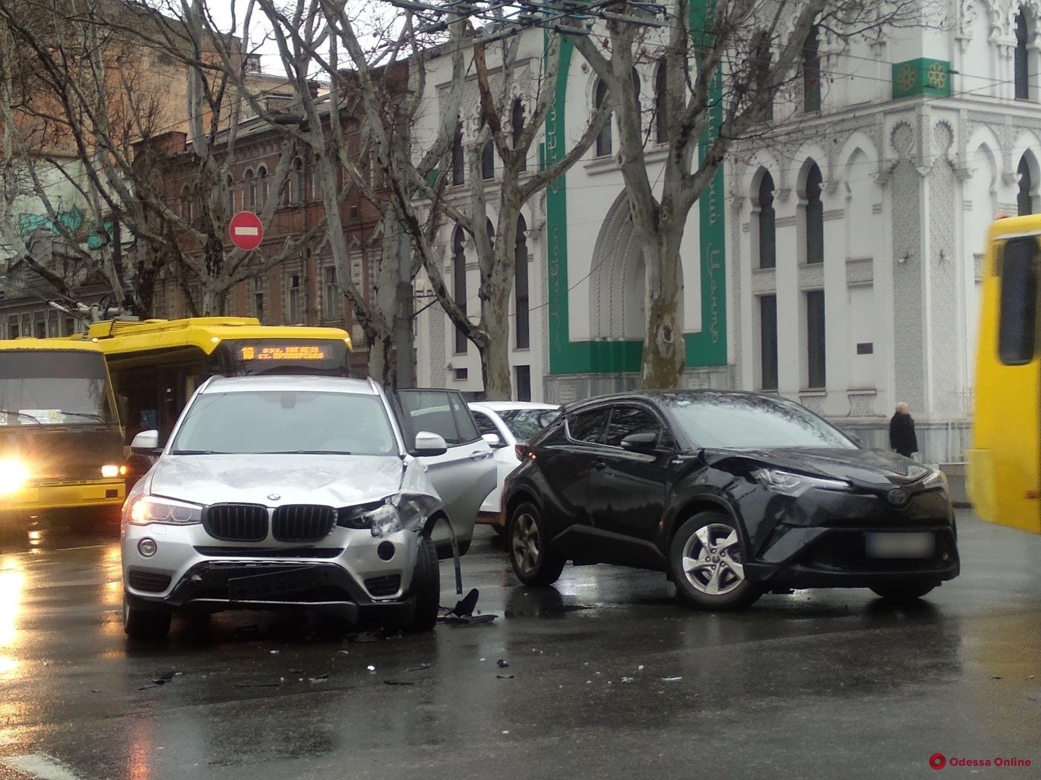 В центре Одессы столкнулись два кроссовера