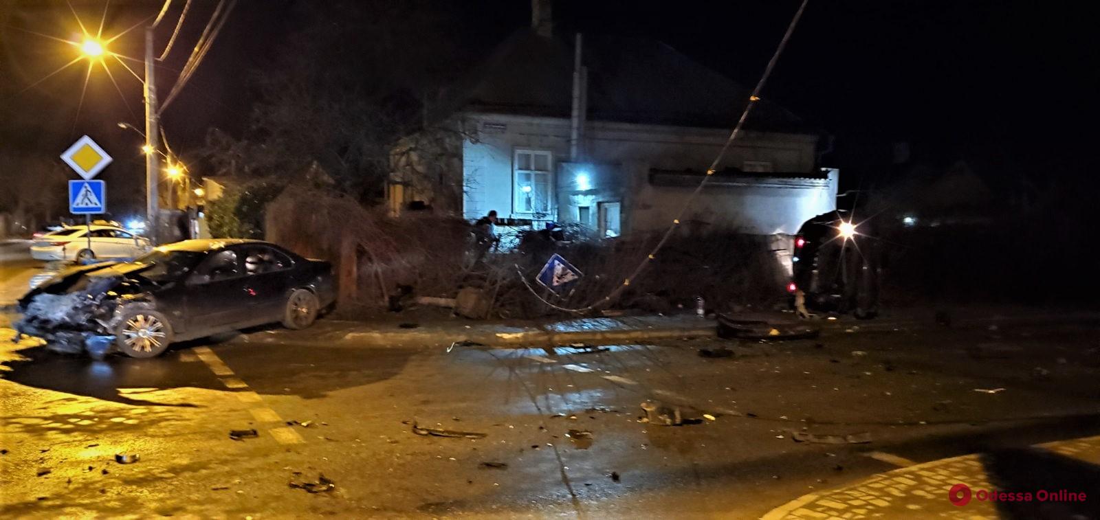 Ночное ДТП в Одессе: в результате столкновения Lexus снес светофор и перевернулся (фото)