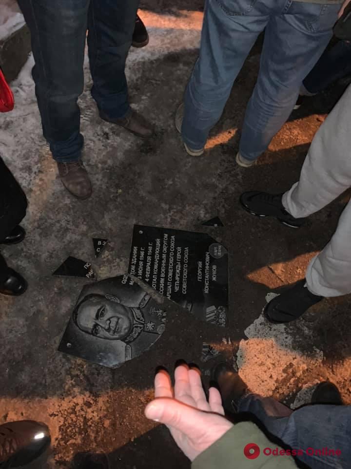 В Одессе исчезла новая мемориальная доска Жукову (фото)