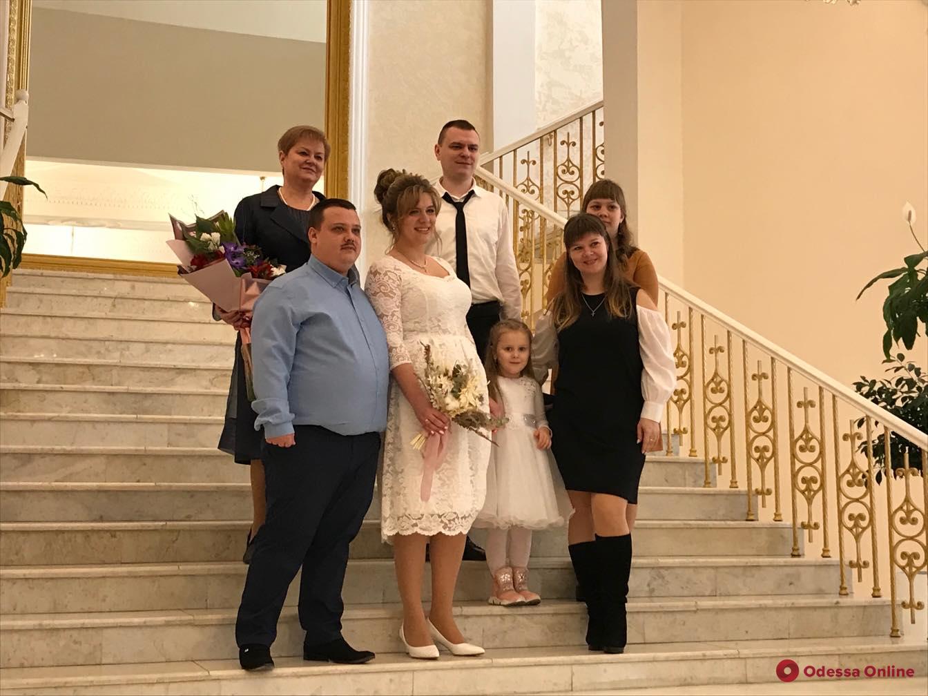 Нацгвардейцы поздравили одесских молодоженов с Днем влюбленных праздничным концертом (фото, видео)
