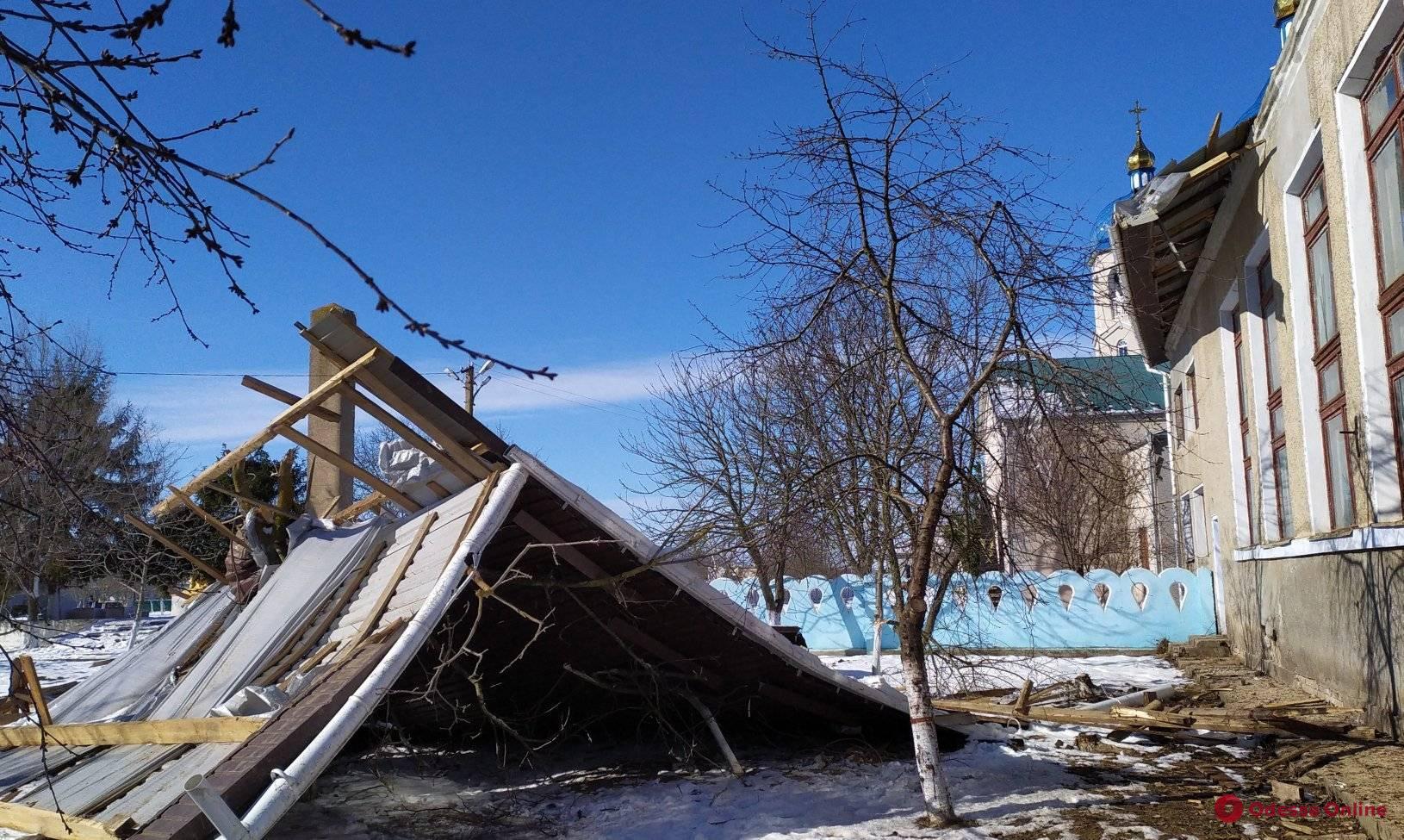 В Одесской области ветер сорвал крышу со школьного спортзала