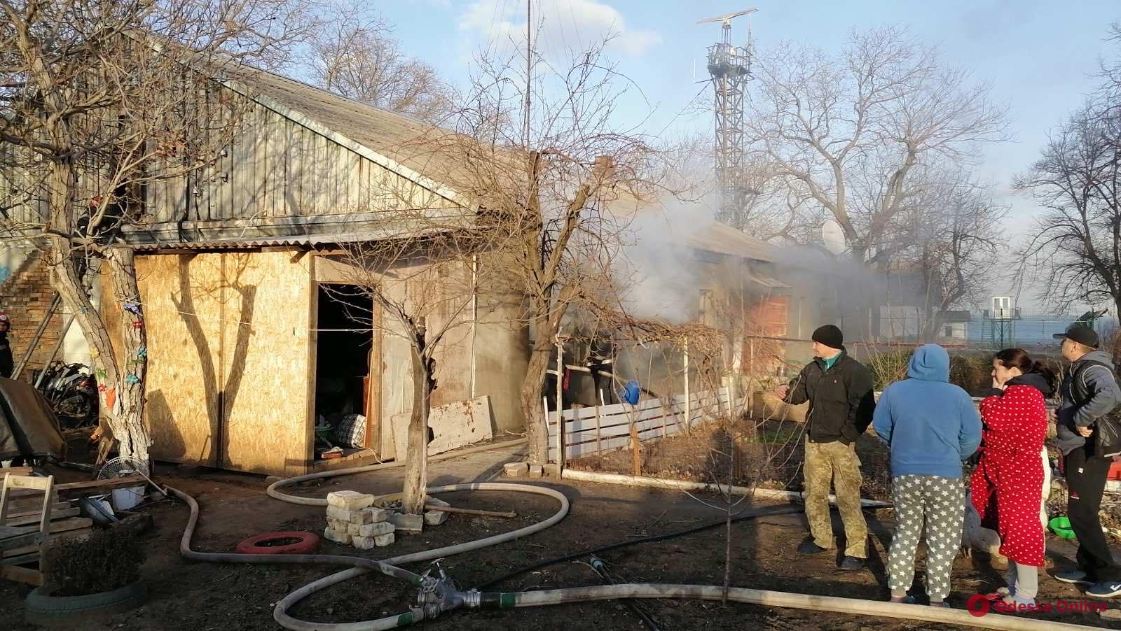 В Черноморске тушили пожар в жилом бараке