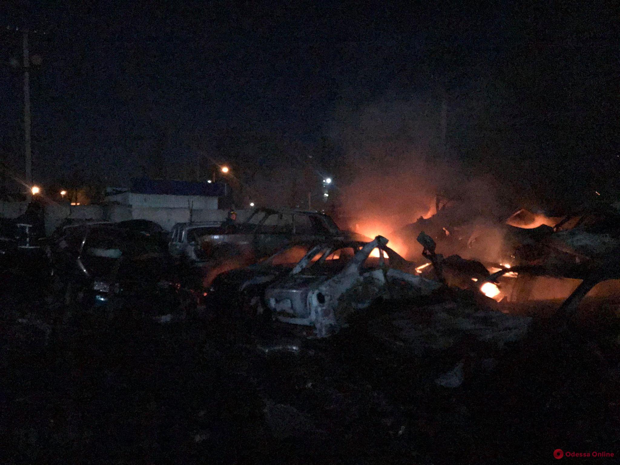 Утром на штрафплощадке в Одессе сгорели 20 автомобилей