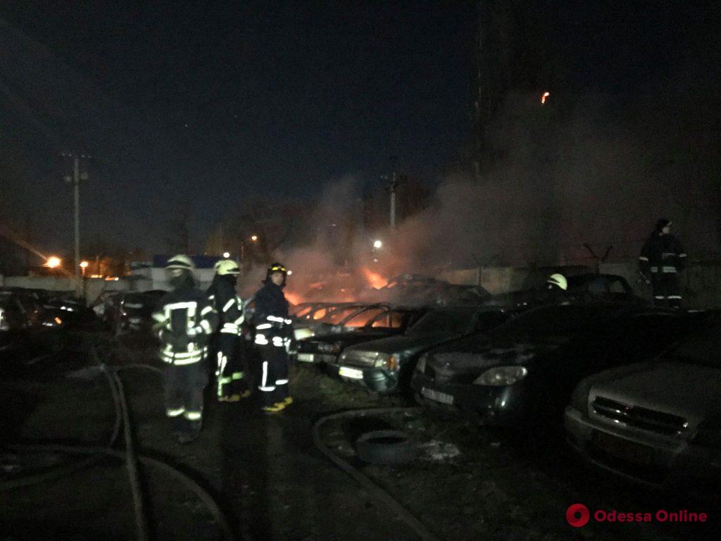 Утром на штрафплощадке в Одессе сгорели 20 автомобилей