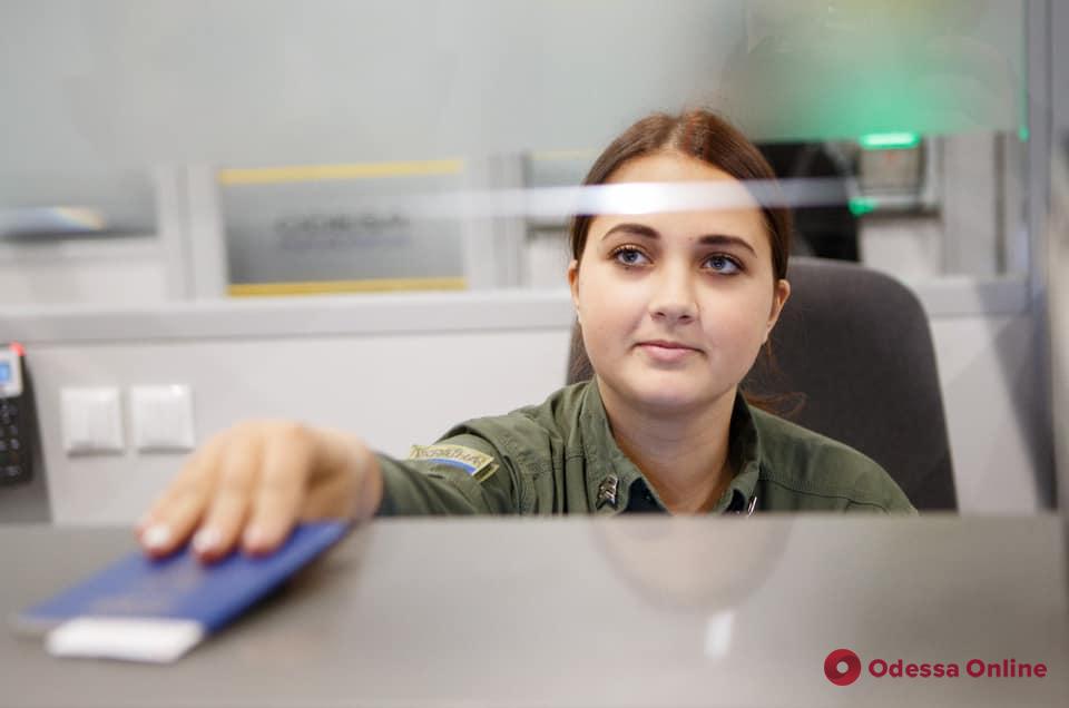 Одолжила биометрический паспорт у подруги: в одесском аэропорту поймали неудачливую путешественницу