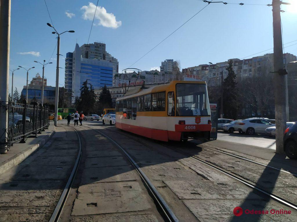 На площади 10 Апреля автохам заблокировал движение трамваев (фото)