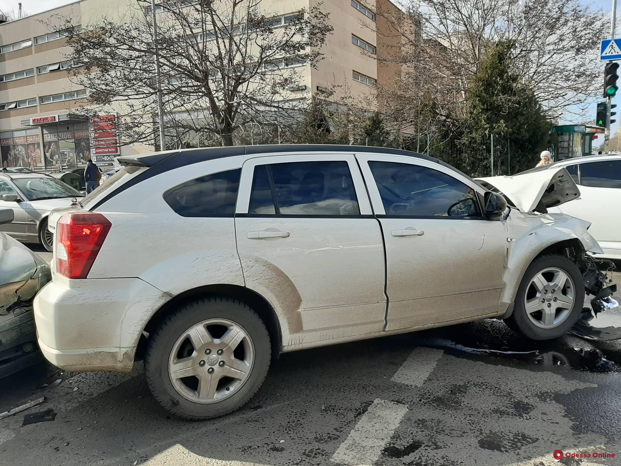 На поселке Котовского столкнувшиеся Mercedes и Dodge протаранили припаркованные авто