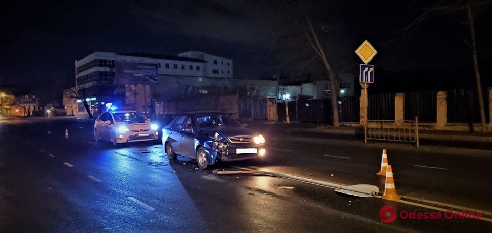 Ночное ДТП в Одессе: автомобиль снес дорожный знак и турникет