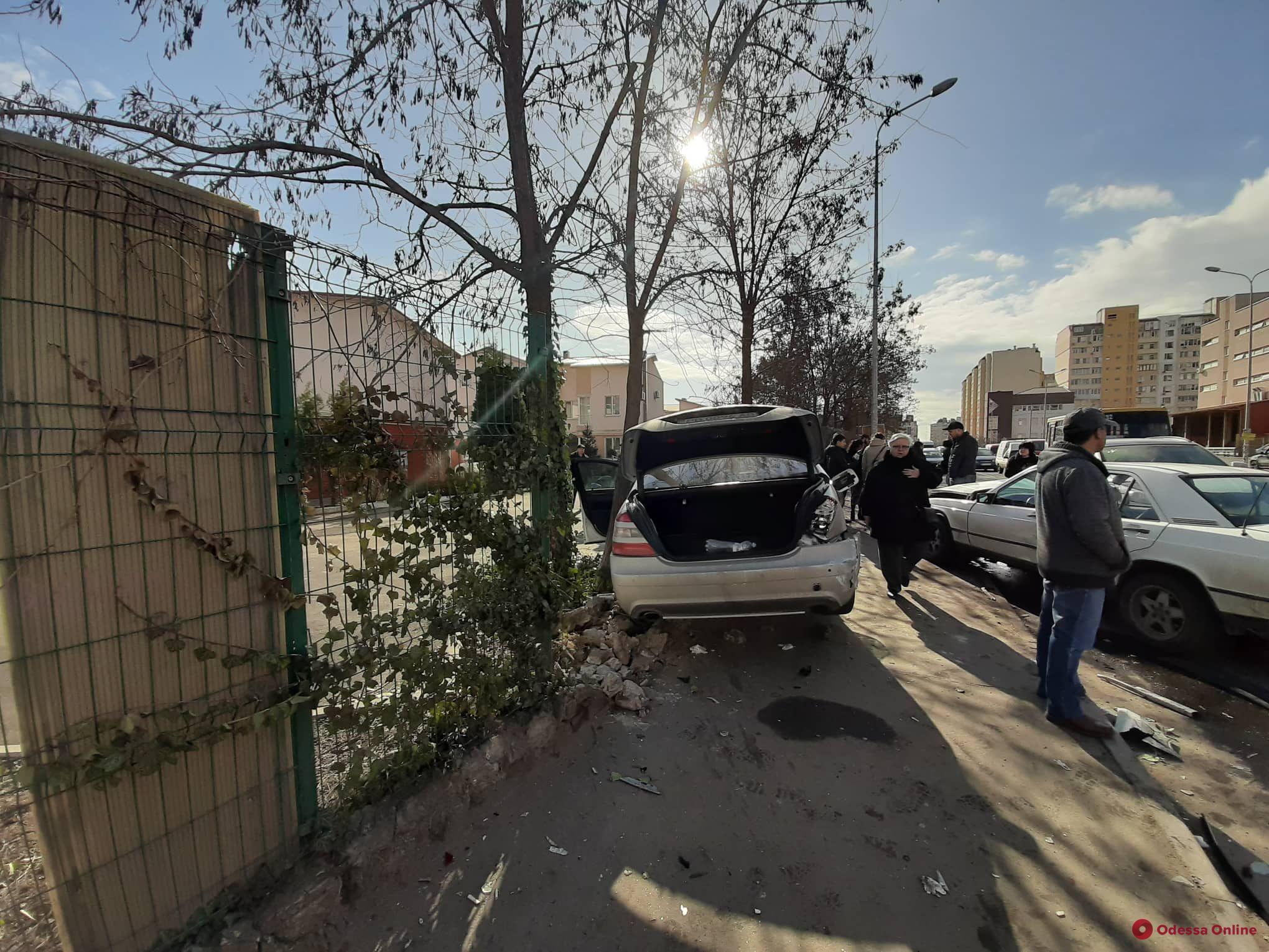 На поселке Котовского столкнувшиеся Mercedes и Dodge протаранили припаркованные авто