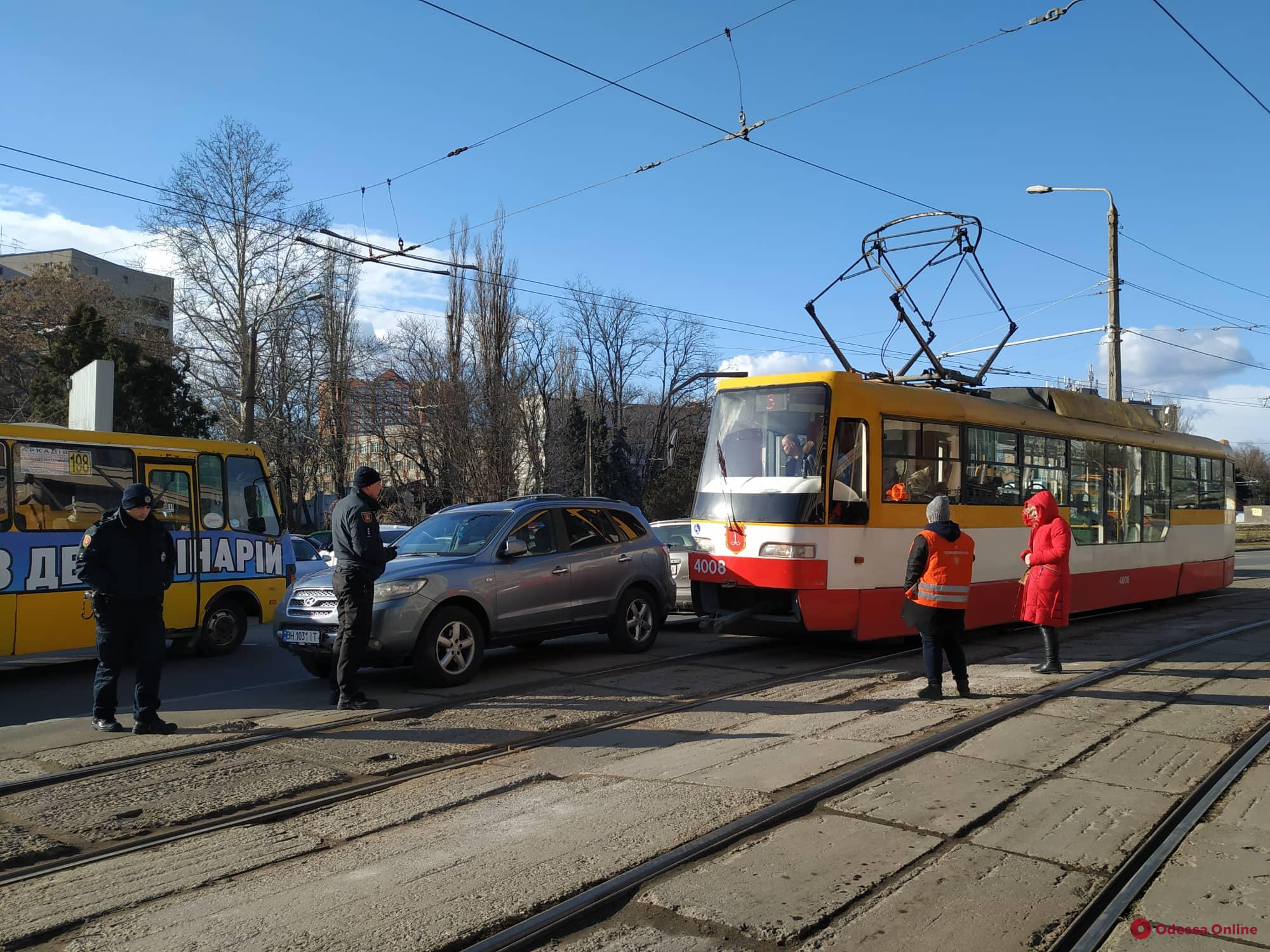 На площади 10 Апреля автохам заблокировал движение трамваев (фото)
