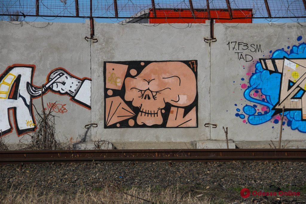 Яркие краски на тусклых стенах вдоль железнодорожных путей 7-й Пересыпской (фоторепортаж)