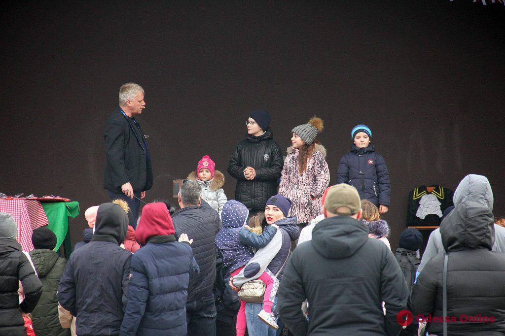 Ярмарка и «сладкие сердца»: в парке Горького отмечают День любви (фото)
