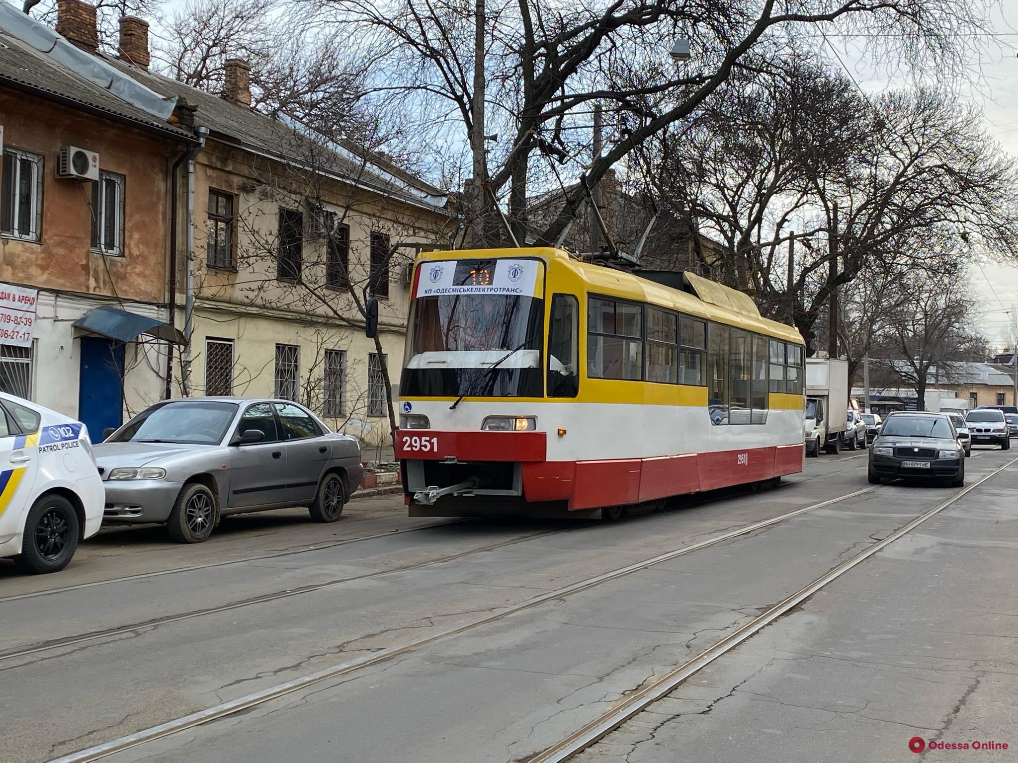 Карма: в Одессе трамвай зацепил машину автохама (фото)
